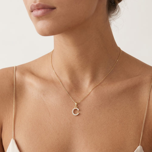 Gold-Anhänger mit dem Buchstaben "C" und Zirkonias