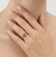 Bague en or jaune avec grenat rond.