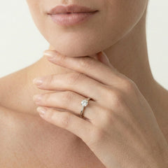 Bague en or blanc avec diamant serti clos
