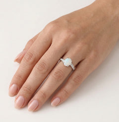 Bague torsadée en opale blanche brillante.