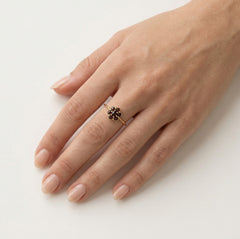 Zlatý prsten s granátovým květem