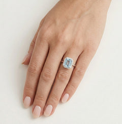 Obdélníkový zlatý diamantový prsten s akvamarínem