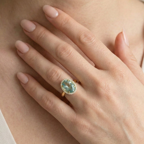 Bague massive ovale en or avec topaze bleue