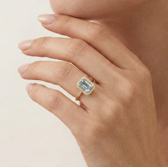 Zlatý prsten s modrým topazem, emerald brus