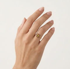 Bague en or jaune avec grenat rond.