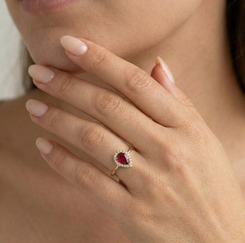 Anillo de rubelita en corte pera y oro amarillo