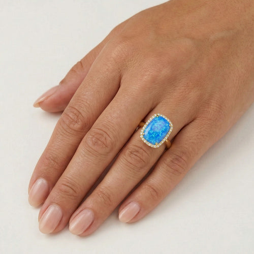 Masivní zlatý prsten s kabošonským modrým opálem