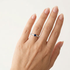 Bague de fiançailles en saphir bleu
