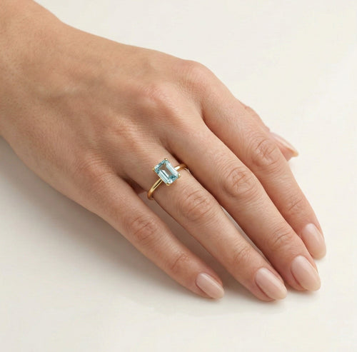 Zlatý prsten s modrým topazem