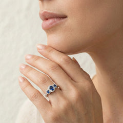 Bague avec trois saphirs coussin