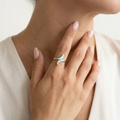 Anillo de plata con ópalo blanco retorcido.