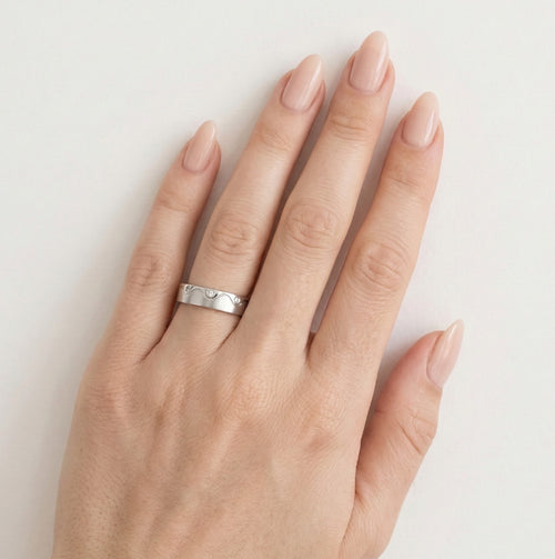 Alliances en or blanc avec design ondulé