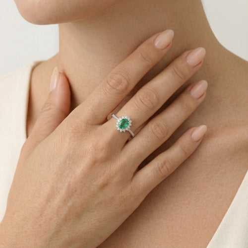 Nadčasový prsten s diamantem a smaragdem