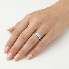 Bagues de mariage en or blanc avec ligne gravée