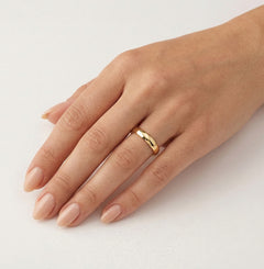 Elegantní široký snubní prsten ze žlutého zlata