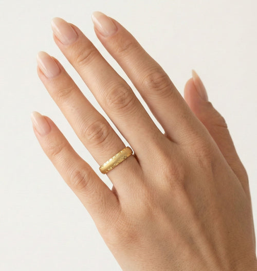 Anillo de boda elegante y detallado