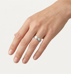 Snubní prsten z bílého zlata