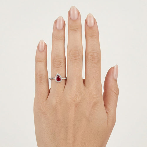 Sophisticated 18kt diamond and ruby ring