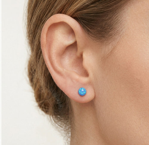 Clous d’oreilles en or avec opale bleue