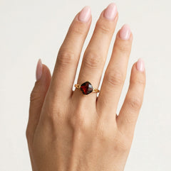 Bague solitaire simple en grenat taille coussin