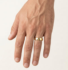 Široký hladký snubní prsten ze žlutého zlata