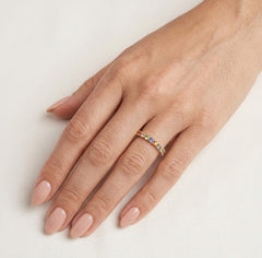 Bague de mariage en saphir vibrant et or jaune