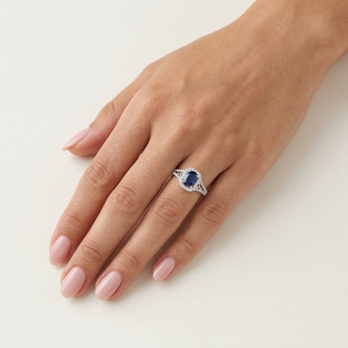 Anillo único de oro blanco con diamante y zafiro