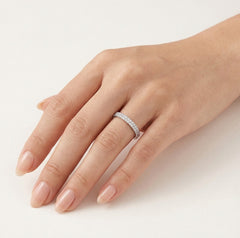 Anillo de boda de oro blanco con dos hileras de piedras