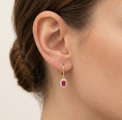 Pendientes halo con rubí rojo corte esmeralda