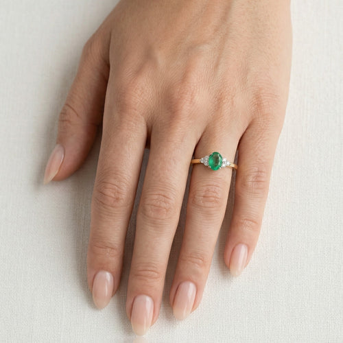 Elegant 18kt gold diamond and oval emerald ring