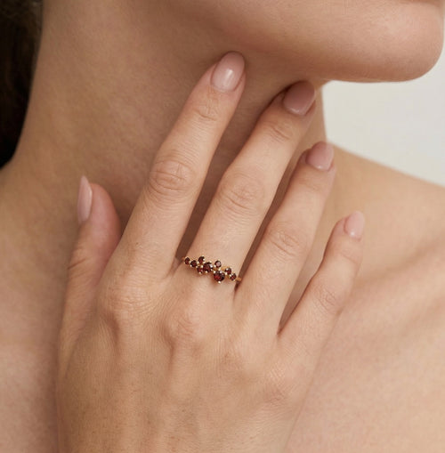 Dámský prsten s kulatým granátem a společným zasazením zářezů