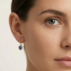 Oválné zlaté náušnice se syntetickým safírem