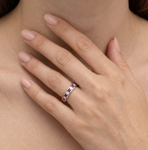 Bague avec combinaison de rubis et de diamants