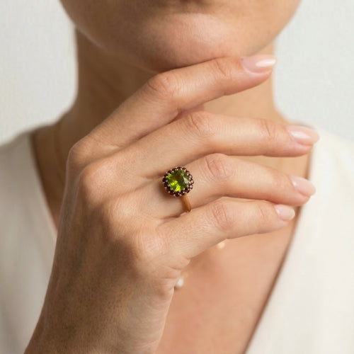 Ätherischer Opulenz Moldavit Kissenschliff-Glanz Ring