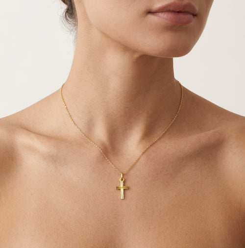 Pequeña cruz de oro con corte diamante