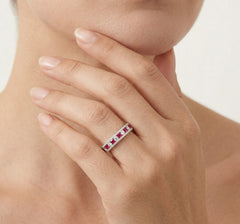 Schlichter Ring mit Zirkonia und synthetischem Rubin