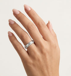 Snubní prsten z bílého zlata s okrajovými kameny