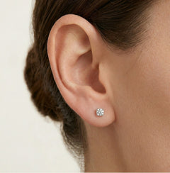 Boucles d’oreilles puces en or blanc avec zirconium cubique rond