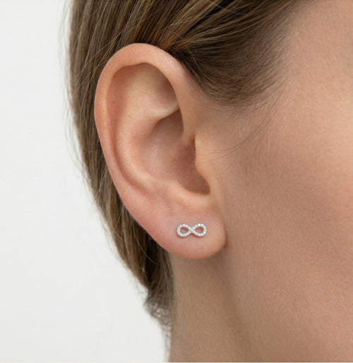 Stříbrné malé náušnice nekonečno s polokrytým kubickým zirkonem