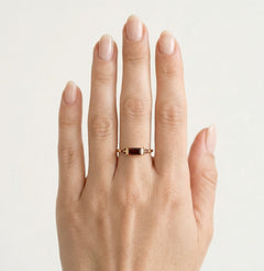 Anillo de oro con granates redondos y rectangulares