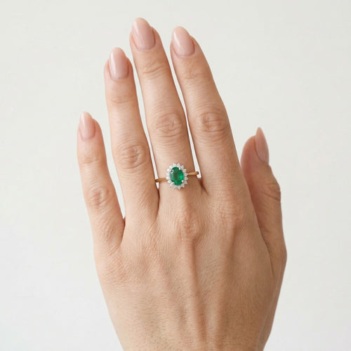 Nadčasový královský prsten s diamanty a smaragdem