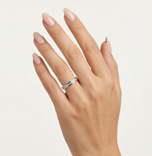 Anillo de boda eterno de oro blanco.