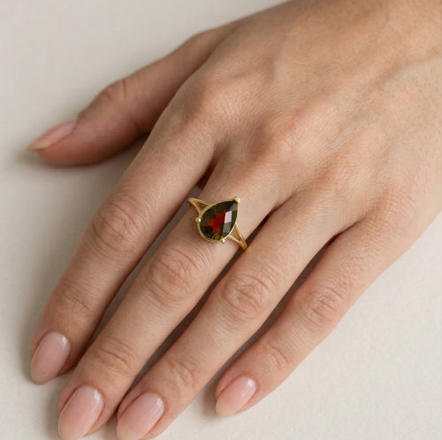Anillo sencillo de granate en corte pera