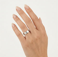 Alliance en or blanc avec pierre précieuse