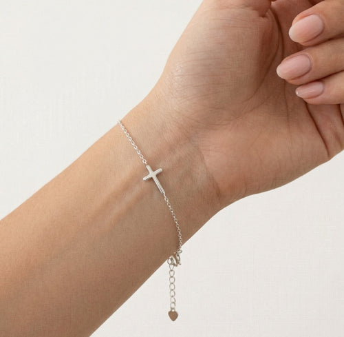 Pulsera simple con cruz de plata
