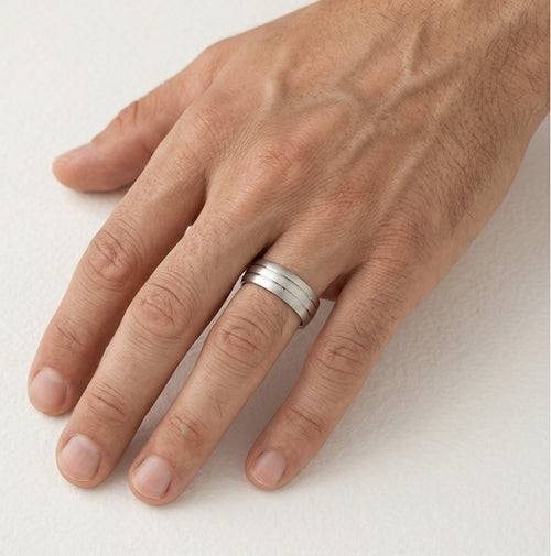 Široký platinový snubní prsten s matným povrchem
