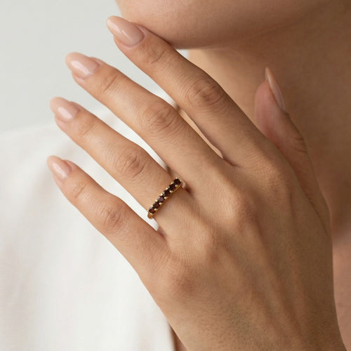 Bague en or jaune avec grenats taillés en rond.