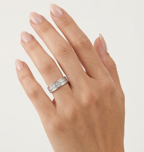 Bague de mariage avec détail cœur et pierres