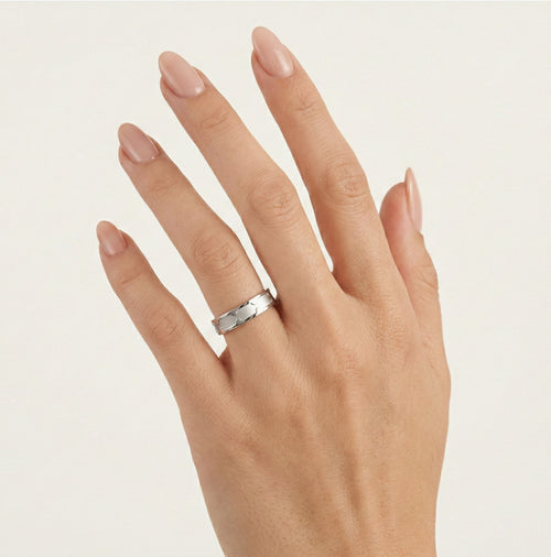 Anillo de boda grueso en oro blanco con acabado mate