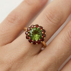 Prsten s vltavínem a granáty v designu květiny